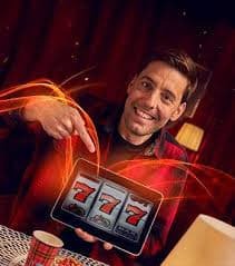 Ilustrasi keamanan perangkat dan akun online dengan ikon kunci dan perisai digital